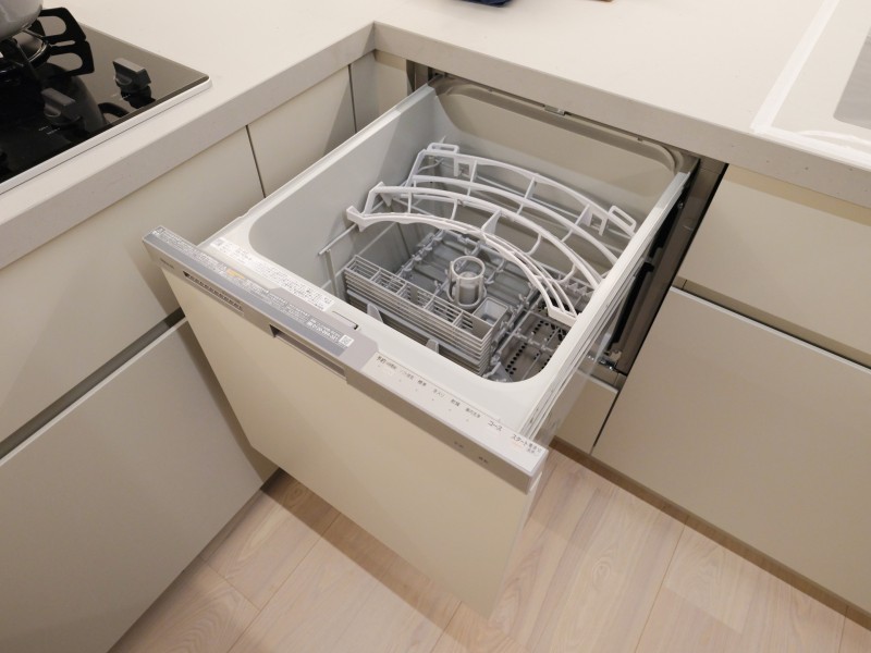 ◆食器洗浄機◆家事の時間を短縮できる優れもの。さらに節水・節約を同時に行うことができるので、人気があり重宝します。