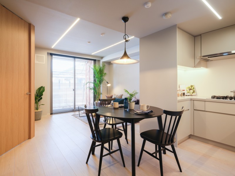 ユナイテッドアローズ社監修ならではの、上質で洗練されたデザインをお楽しみいただけます。天井にはライン照明を設置しました。