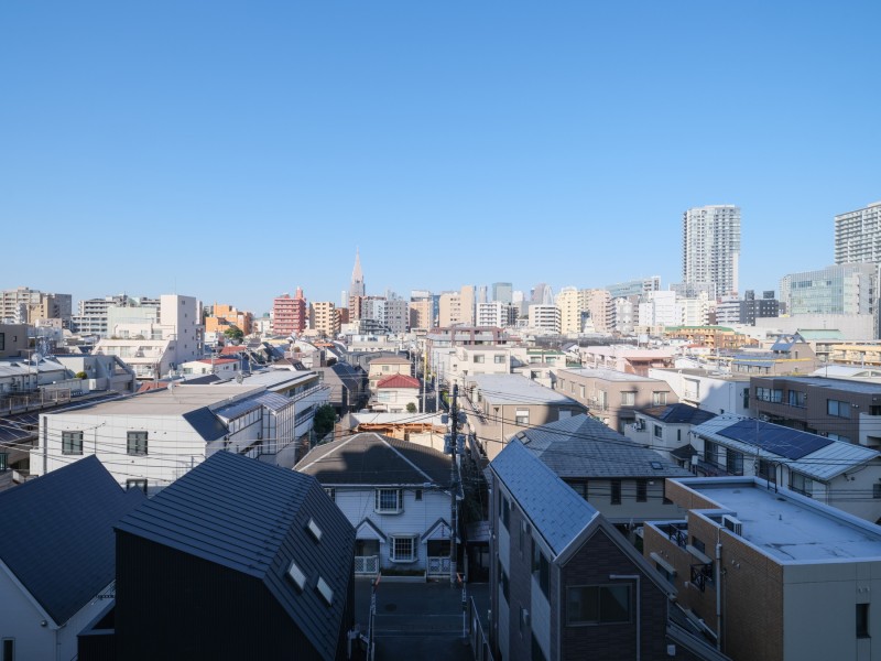 新宿周辺の高層ビル群を望める眺望をお楽しいいただけます。都会の喧騒から離れ、日常をアップデートできる居場所です。
