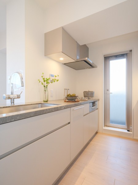 お部屋の雰囲気に溶け込む、インテリアの一部のようなオープンキッチンです。キッチン横の扉はバルコニーにつながっているので、スムーズな家事が可能な動線です。