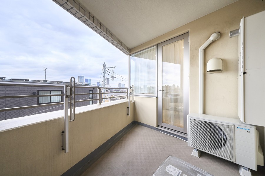 リビングダイニングと洋室2に隣接したバルコニーです。凛とした空気が流れこみ、穏やかな時間が流れます。