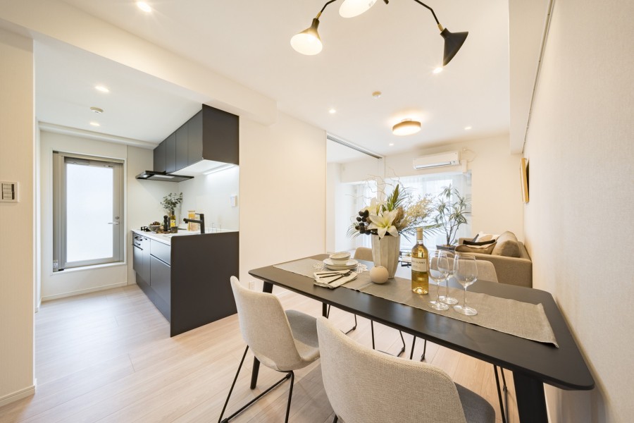 室内新規リノベーション済みの住まいです。室内は自然の優しい温もりを添えた内装を施し、多彩な豊かさが紡がれる上質な空間へと仕上げました。