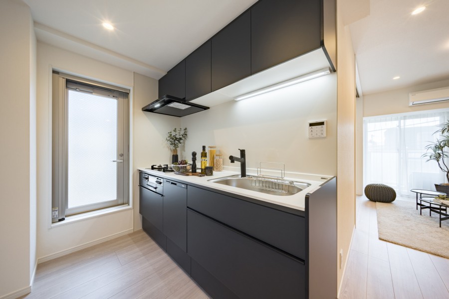 家事時短に便利な食洗器を搭載したシステムキッチンを新規設置しています。閉塞的になりがちなキッチンでありながらも、窓があることで自然光が取り入れられ、換気がしやすいところも魅力です。