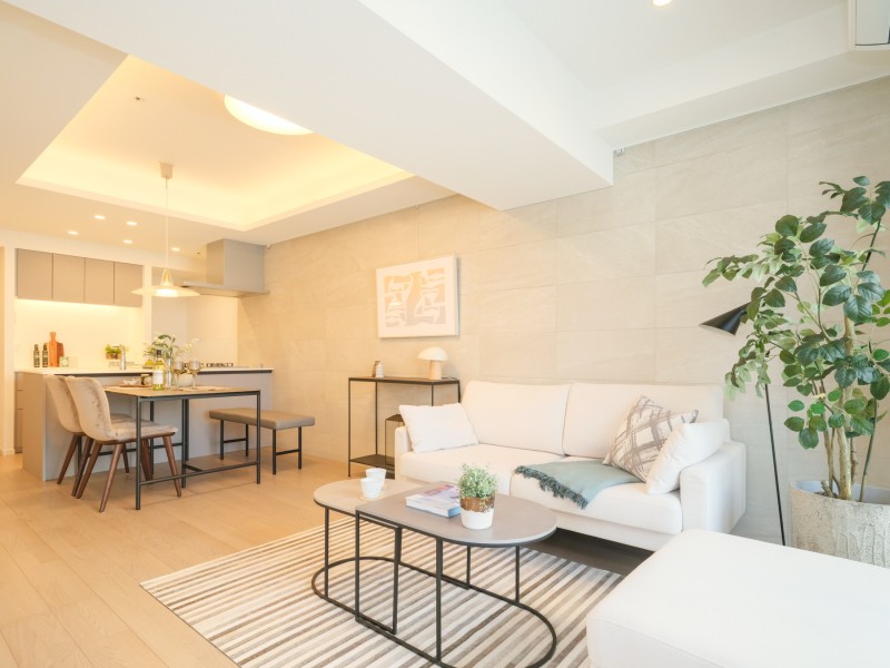 リビングダイニングには床暖房やエアコンを新規設置したので、1年中快適にのびやかにお過ごしいただける住まいです。自分の世界に没頭する時間も、ご家族の団らんも大切にできる空間に仕上がりました。