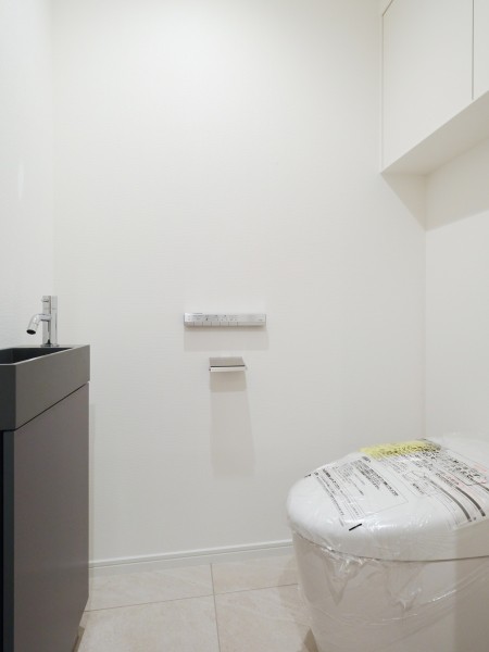 タンクレストイレやスティックリモコンでスタイリッシュな雰囲気を演出したレストルームです。毎日使う場所だからこそ、清潔感と使いやすさを考慮しました。