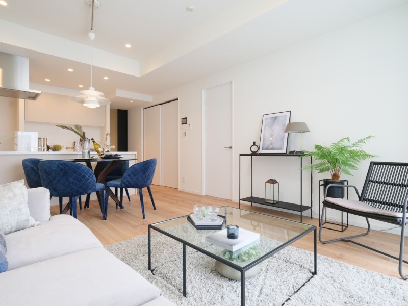 リビングダイニングには床暖房を新規設置していますので、冬場でも足元から冷え込むことなく快適な温度調整が可能です。