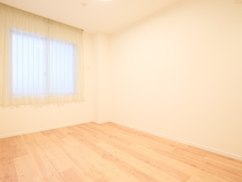 洋室1は廊下からつながる約6.9帖のプライベートルームです。大きな家具も設置しやすく、主寝室としても使いやすい空間です。