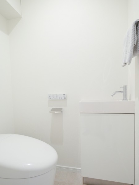 レストルームには手洗いカウンターやスマートなタンクレストイレを新規設置しています。シンプルで安らぎが宿る、清潔感と使いやすさを考慮した空間です。