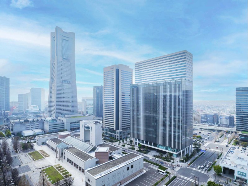 近代的なビル群と、伸びやかな青空が一望できる眺望です。複数の商業施設やグランモール公園、臨港パークがほど近く、休日のお出かけスポットにも、日々のお買い物施設にも選択肢が豊富に揃ったエリアです。