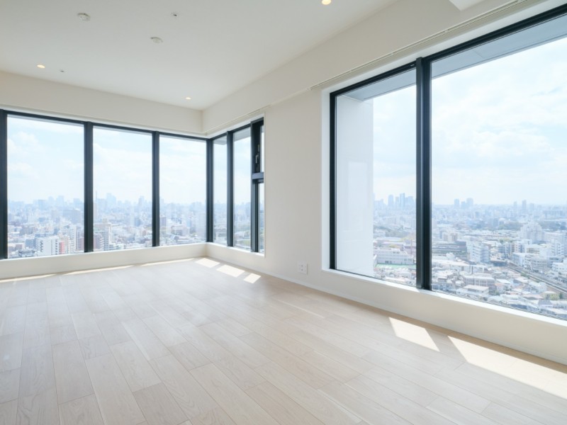 LDKは角部屋住戸ならではの二面採光、約17.3帖の開放感溢れる空間です。室内に居ながらにして都心の街並みを見下ろすパノラマビューがご堪能いただけます。