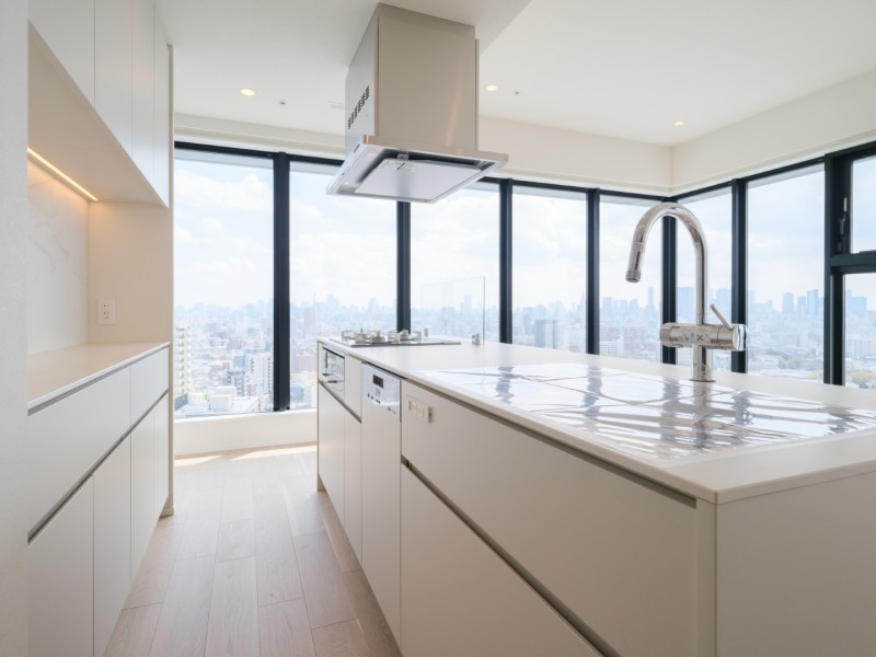 キッチンにはディスポーザーや食洗機を搭載しており、毎日の家事時間を快適にサポートしてくれます。作業スペースも広さがあるため、調理中にも使い勝手のいいキッチンです。