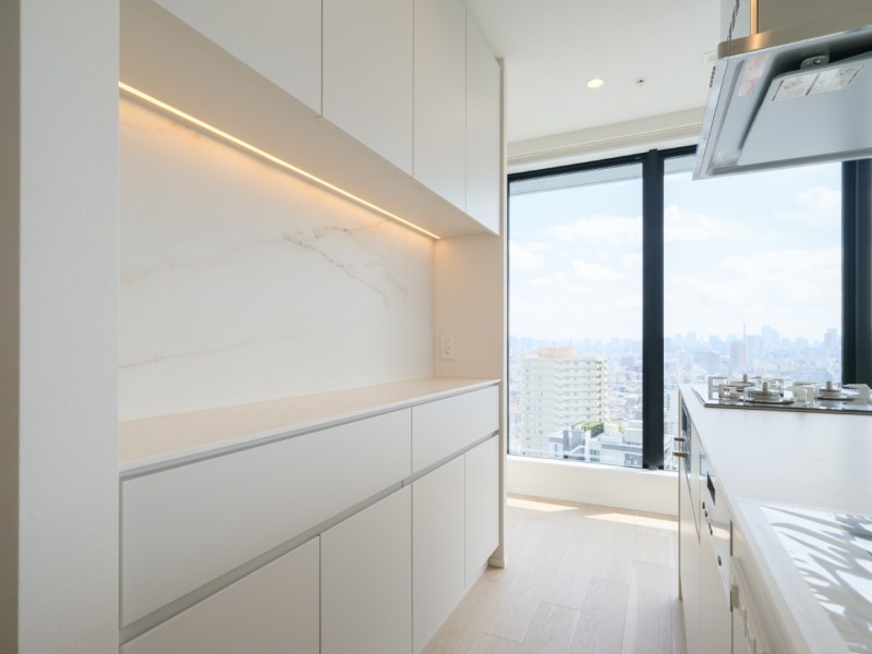 背面には収納力をぐっと引き上げてくれるカップボードを設置しています。カウンターは調理家電などを配置するもよし、こだわりのコーヒーメーカーを据えてお気に入りのカフェスペースにするも良しのスペースです。