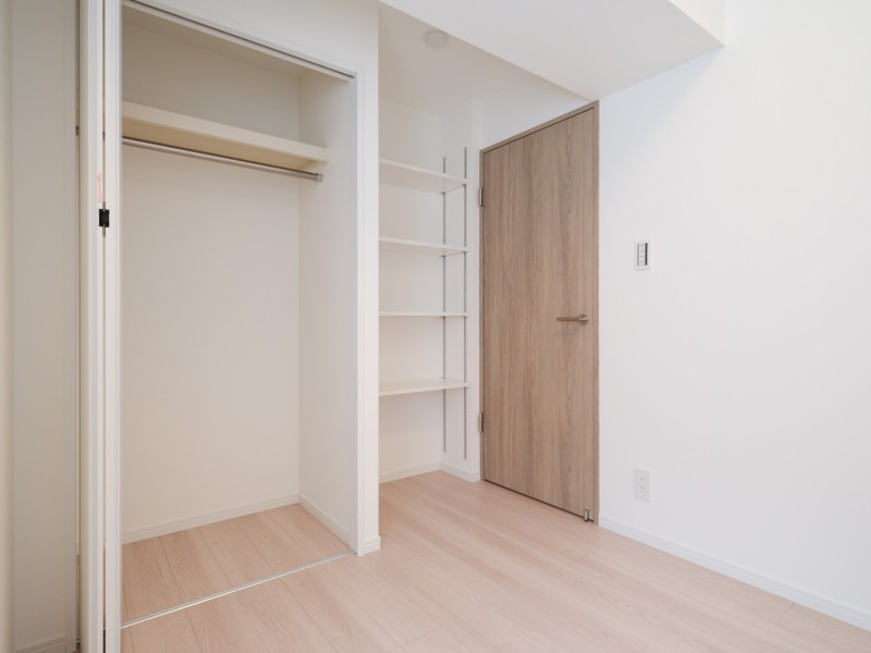 クローゼットとオープンタイプの可動式棚収納を設けています。衣類を保管することはもちろん、お気に入りのマスコットやフォトスタンドを飾って、見せる収納をお楽しみいただくのにもよさそうです。