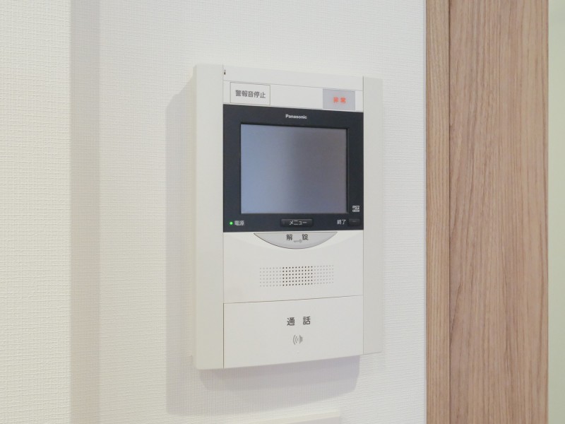 ◆TVモニター付インターホン◆訪ねてきた相手をモニター越しに確認でき、防犯対策に役立ちます。インターホン越しに話をすることが可能です。
