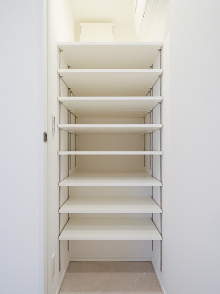 玄関にはシューズインクローゼットが備え付けです。収納するものによって高さが調整できる可動棚が便利です。