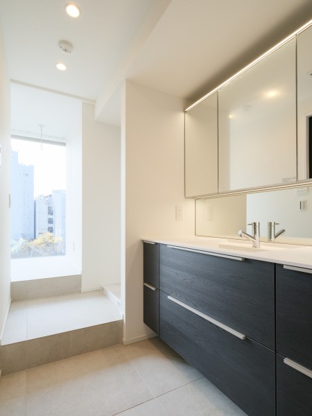 入浴後の豊かな時間を演出し、心からくつろげるプライベートスペースの洗面化粧室です。洗面室からインナーバルコニーを通り、LDへアクセスすることができます。