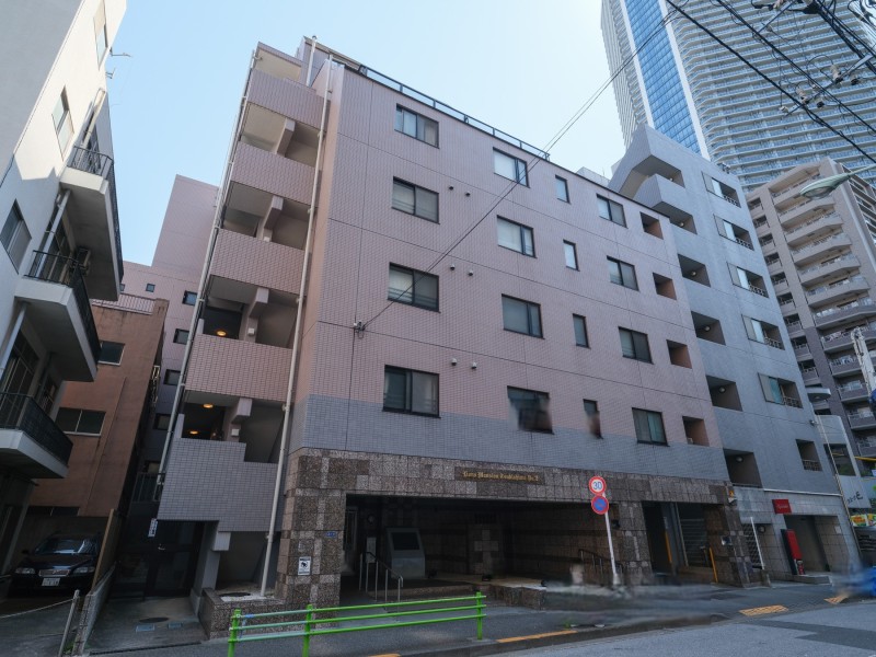 有楽町線・大江戸線『月島』駅徒歩５分の好立地に佇むマンションです。ダイエー月島店徒歩2分、フジマート月島店徒歩4分、どらっぐぱぱす月島1丁目店徒歩5分のため買い物にも便利な住環境です。