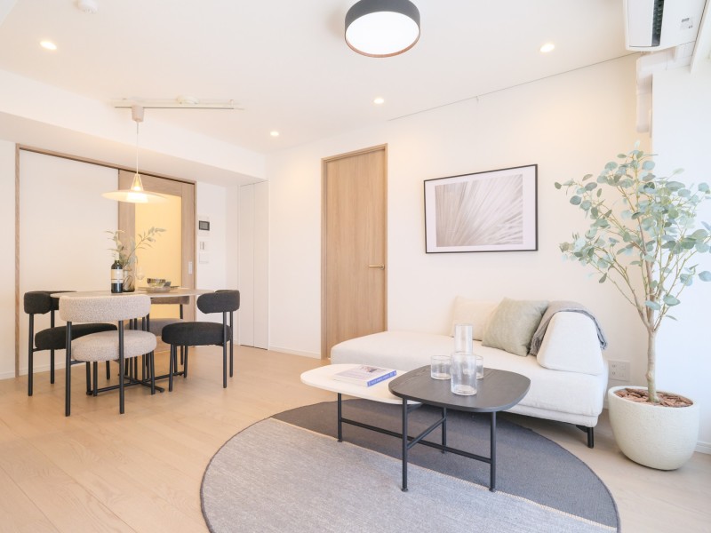 リビングダイニングには床暖房やエアコンを新規設置しています。大切なペットも一緒に、ご家族皆様の快適な温度を調整いただけます。