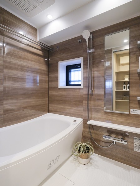 美しいカーブと全身を包み込むような入浴感が特長のクレイドル浴槽を採用しました。浴室にも窓があるので、換気にも嬉しいバスルームです。