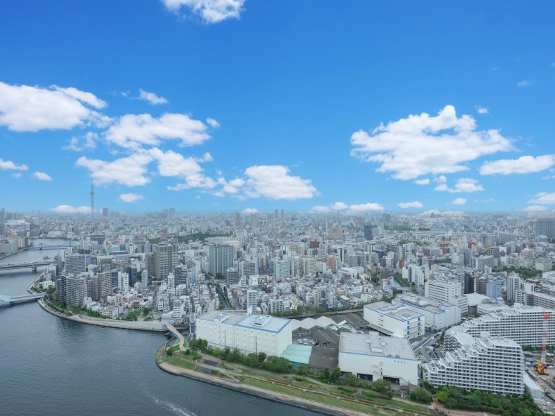 季節の移ろいを感じることができる空と隅田川、都会ならではのビル群のコントラストを楽しむことができます。リバーサイドならではの開放的な景色が日常に潤いを添えます。