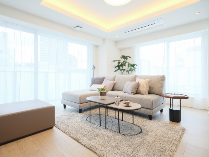 ２面採光の大きな窓が開放感を演出する約18.9帖のLDKです。ゆとりある空間で、大型家具を配置しても快適にお使いいただけます。