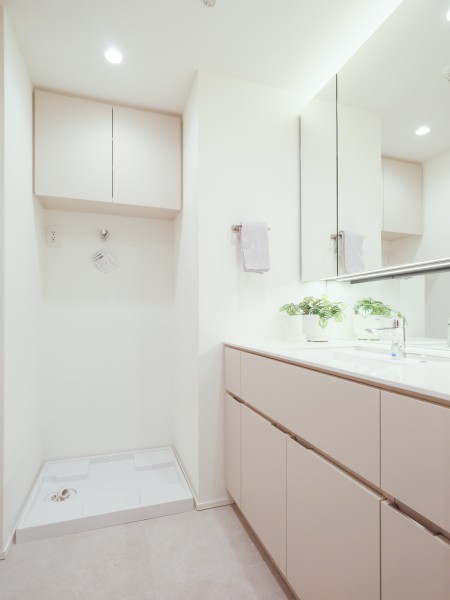 身支度の時間を快適に彩る、空間に調和した洗面化粧台です。ミドルミラー付きで、背の低いお子様も鏡を見ながらスムーズに身支度ができる設計です。