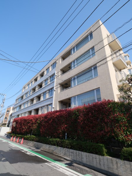 都心の利便性を兼備した閑静な邸宅街に佇む、三菱地所旧分譲マンションです。曙橋駅まで徒歩３分、3路線3駅利用可能で、快適なアクセス環境が整っています。