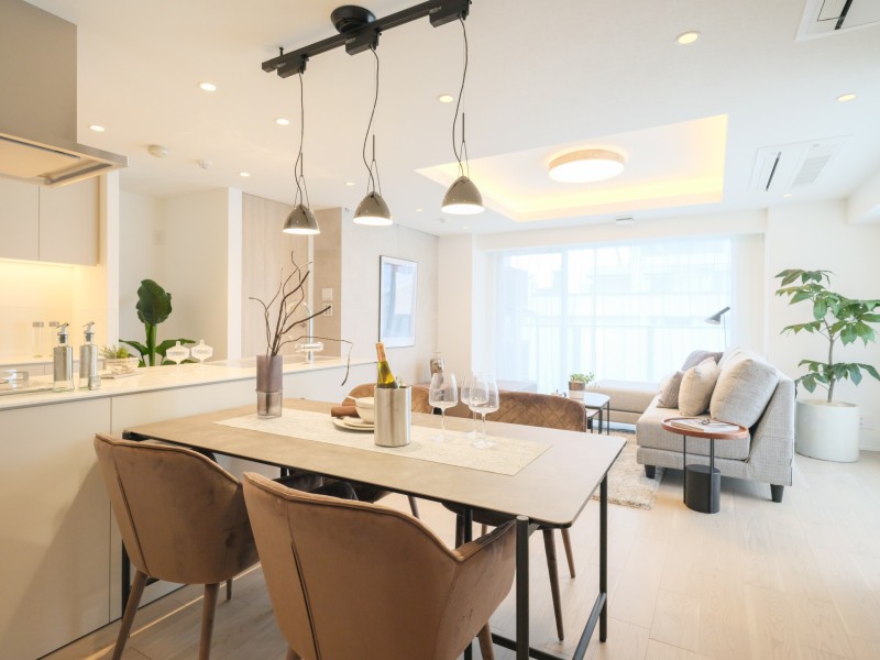 リビングには折り上げ天井を備え、開放感と奥行きのある上質な空間を演出しています。間接照明がスタイリッシュな雰囲気を生み出し、心地よい住空間となっています。