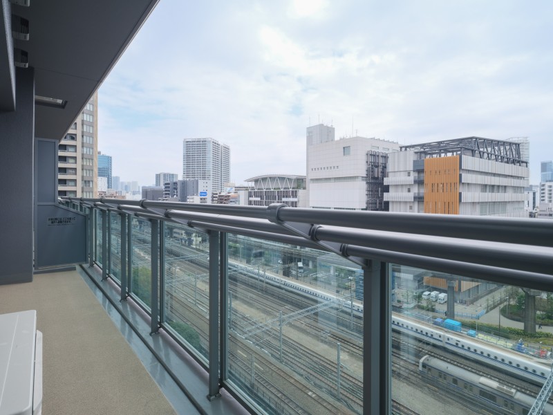 前方の建物とは距離があるので、開放感がありリフレッシュできそうなバルコニーです。