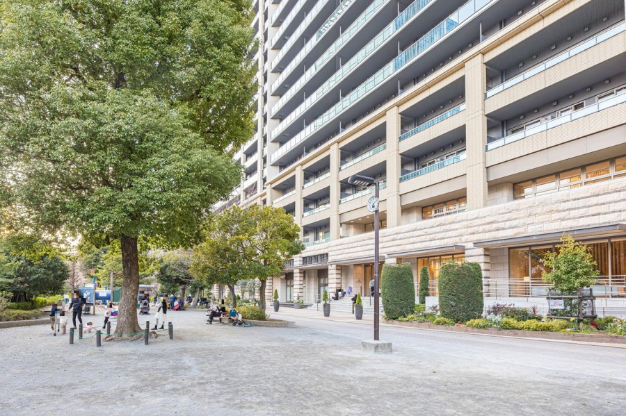 都会でありながらも、敷地内では豊かな緑が楽しめます。のびのびとした景色が広がり、四季の移ろいを身近に感じる憩いの暮らしが叶います