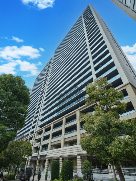 「田町」駅徒歩5分、「三田」駅徒歩3分の好立地に佇むマンションです。２４時間有人管理なことに加え、スカイラウンジやゲストルーム、ラグジュアリーラウンジなど充実の共用施設が備わっています。