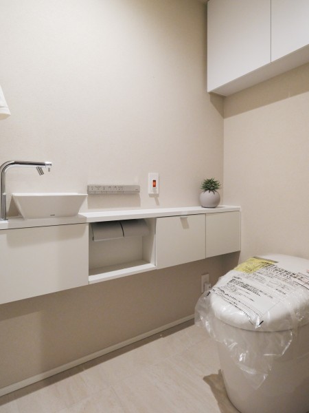 タンクレストイレやスティックリモコンでスタイリッシュな雰囲気を演出したレストルームです。タンクのお掃除が不要で家事が楽になります。また、収納棚や手洗い水栓があり便利で機能性も高い空間です。