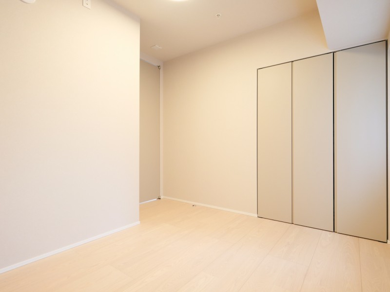 約6.4帖の洋室1です。お部屋全体の内装は、住まう方の趣味や感性で飾っていただけるように、シンプルなデザインで仕上げました。