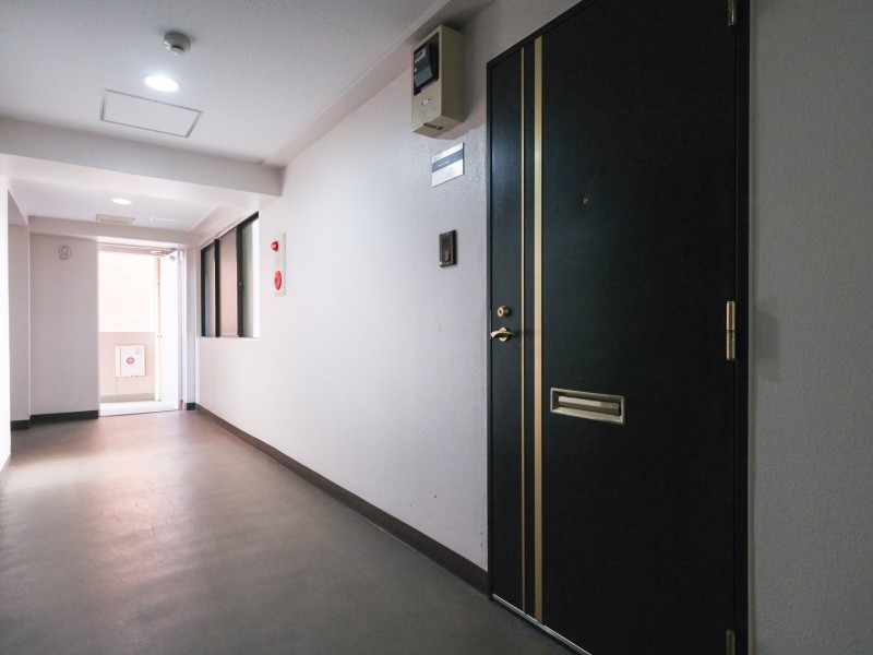 エレベーターを降りてお部屋へと続く廊下は、外気の影響を受けにくく、プライバシーも守られやすい内廊下設計です。