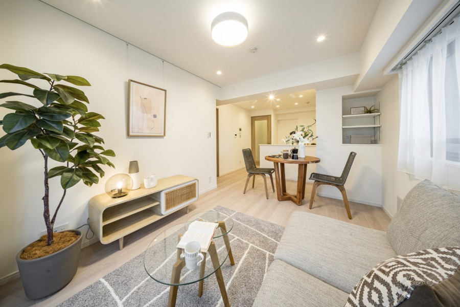 角部屋で陽当たりが良いお部屋は、心がほっとする光と爽やかな風を感じることができる、のびやかな住空間です。柔らかな表情を生むフローリング素材を採用し、心地よい時間を紡ぎ出す居住空間です。