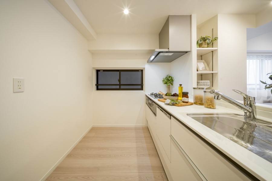 開放的なオープンキッチンは、住まいと暮らしにフィットするデザイン性と機能性を兼ね備えています。キッチン横には換気にも便利な小窓があるので、快適にお料理ができそうな空間です。