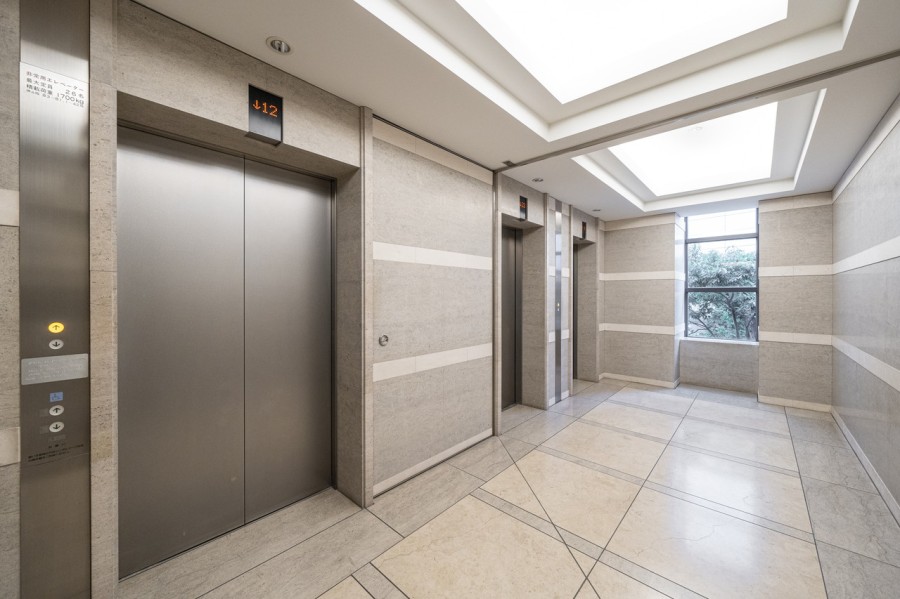 ◆エレベーター三基◆共用部にはエレベーターが三基完備されているので、マンション内の移動も快適です。共用部は清潔に保たれ、住まう方が気持ち良く暮らせるよう管理が行き届いています。