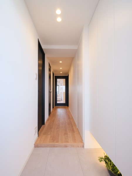 ダイニングからの光を取り込んだ明るい廊下部分です。大切なご家族の「ただいま」「おかえり」が行き交う心温まる空間です。