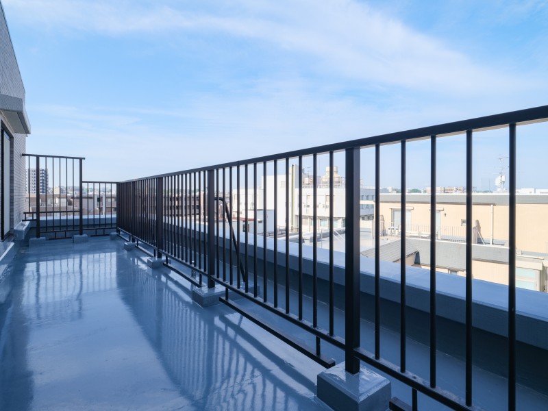 ルーフバルコニーは約15.12m²の広さがあります。広がる青空を眺めて思わず深呼吸をしたくなるリフレッシュスペースとして活用いただけそうです。