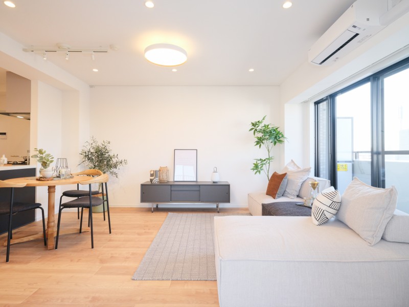 温もりを感じるフローリングやホワイトで統一された壁紙が、やわらかい雰囲気を演出します。素朴さと、どんなインテリアも受け止める柔軟性が魅力です。