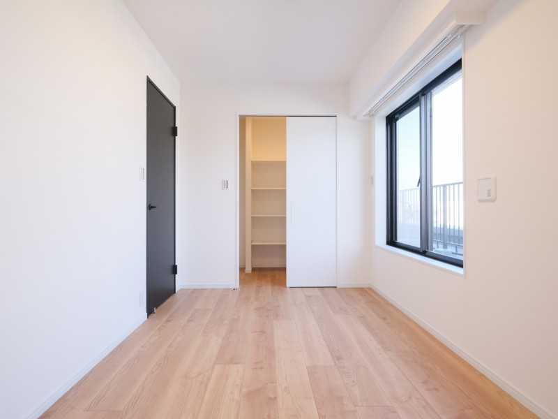 洋室1はルーフバルコニーに接続します。ウォークインクローゼット付きで居室部分を広々とお使いいただけるので、主寝室にもぴったりです。