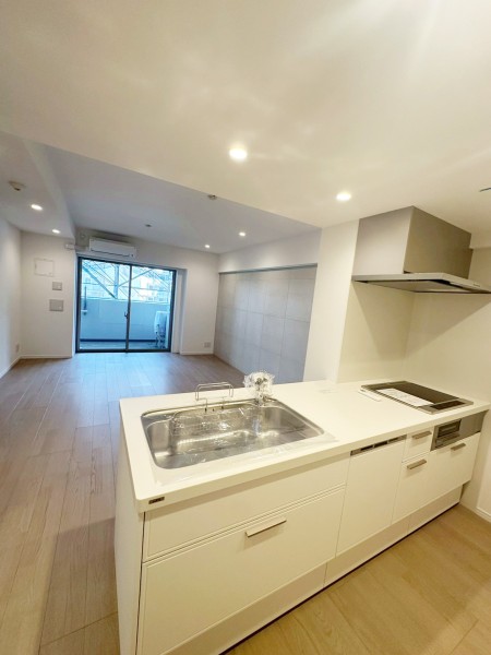 木の美しさが魅力の上質なフローリングに温もりを感じ、控えめな石の流れ目と仄かに煌めく表面の石調のアクセントタイルが、より一層気品溢れる空間を演出します。