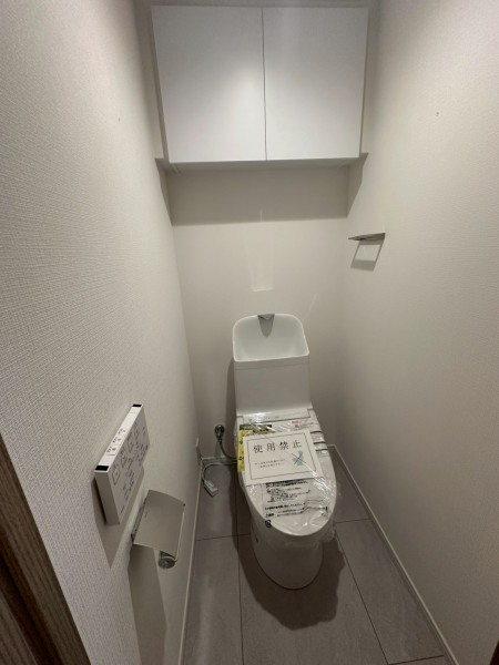 優れた節水効果や汚れが付きにくい便座など、ほしかった機能が揃ったウォシュレット一体型トイレです。毎日使う場所だからこそ、清潔感と使いやすさを考慮したレストルームです。