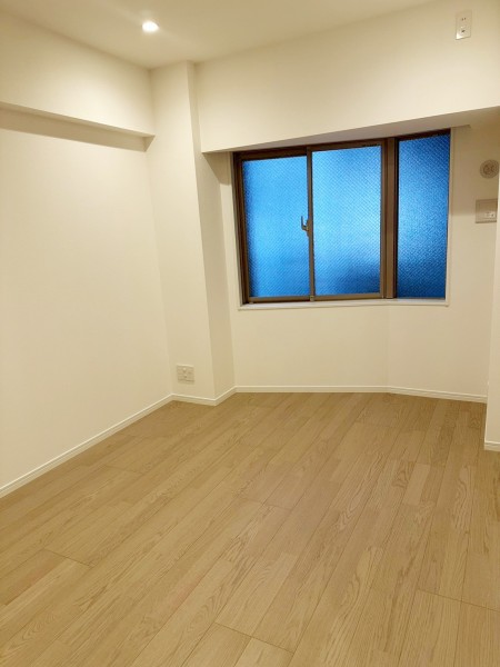 廊下からアクセスする洋室1です。プライベート性が高く、過ぎゆく時間をのびやかに感じることができる空間です。