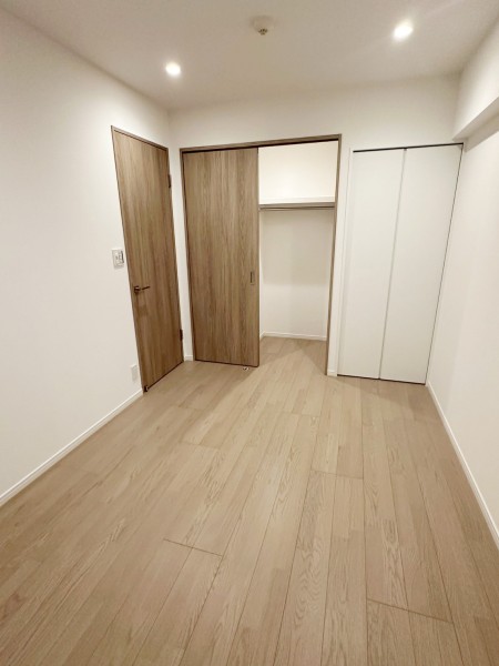 洋室1には頼もしい収納力を誇るウォークインクローゼットを備え付けました。かさばりやすいアウターやオフシーズンの家電などを収納できそうです。