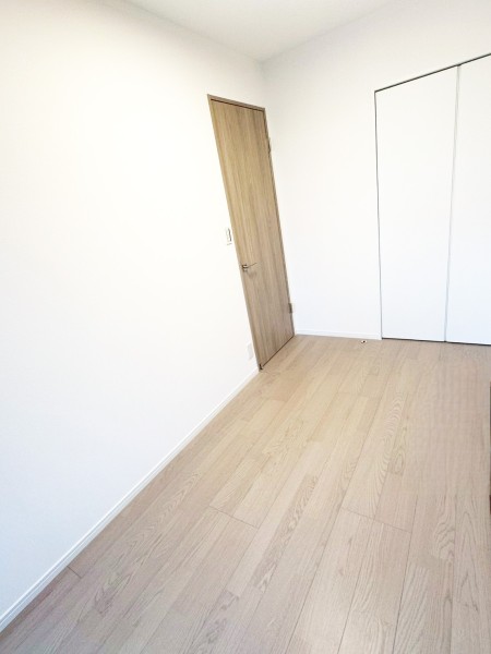 リビング横に位置する洋室3です。南向きの窓からあたたかな自然光が注がれ、ほっと一息つけるやすらぎの時間が流れます。