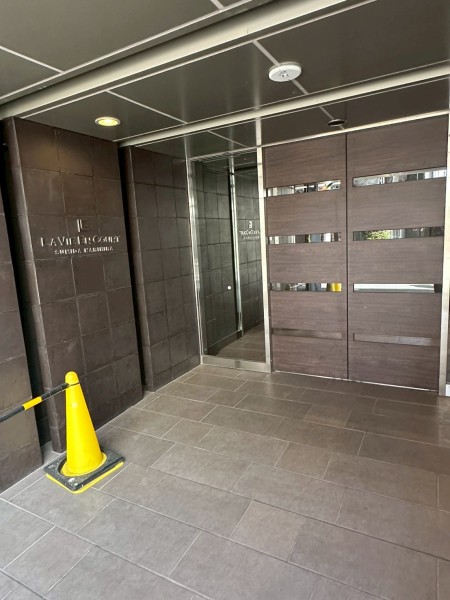 モダンで清潔感が溢れるエントランスなので、毎日気持ちよく出入りができそうです。花火大会を鑑賞できる共用屋上テラスも備わったレジデンスです（抽選有）。