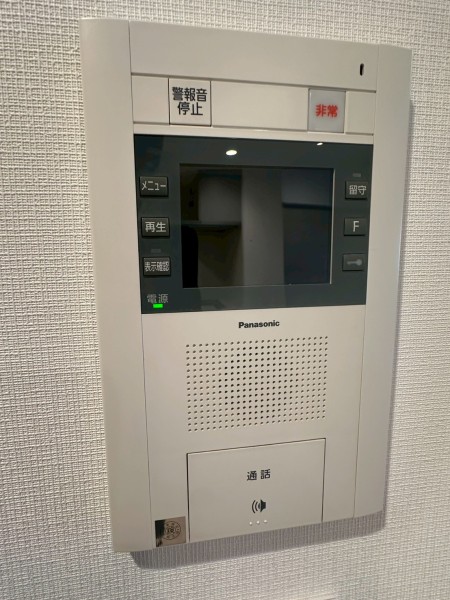 ◆TVモニター付インターホン◆訪ねてきた相手をモニター越しに確認でき、防犯対策に役立ちます。インターホン越しに話をすることが可能です。