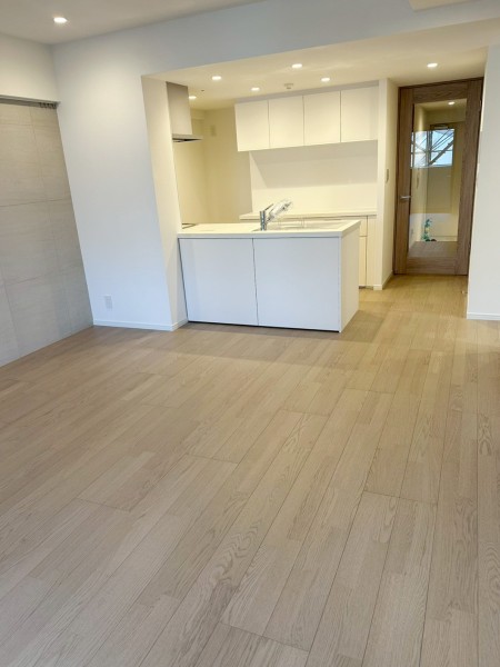 しっとりとおちついた色味を合わせて全体を柔らかな色調で仕上げ、上質と上品さをさりげなく漂わせるリビングです。明日への活力を養うことができる心地の良い空間です。