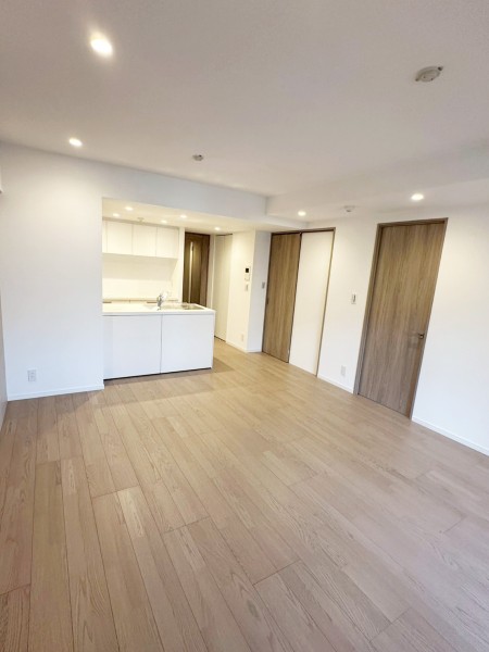 南向きで、リビングダイニングには心地よく陽光が注がれます。心地よい光と風が訪れ、穏やかな空気に包まれた空間です。